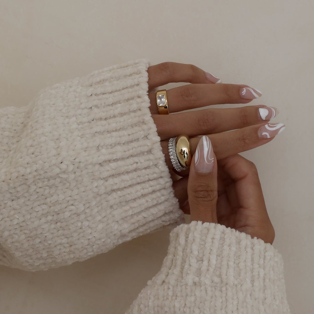 Ava Ring - Alexa Kelley